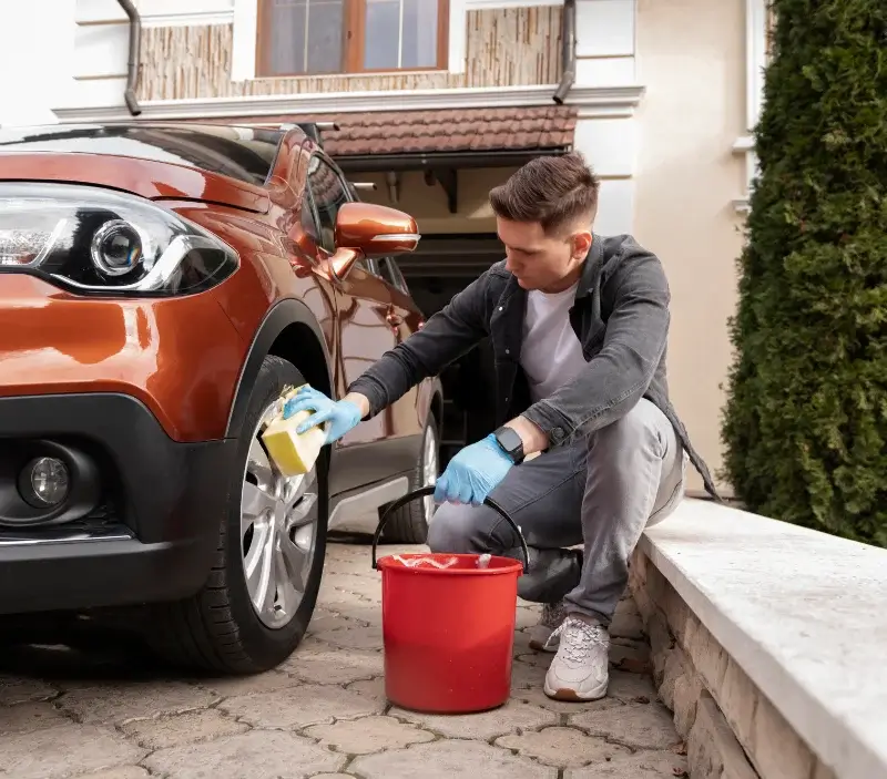 Lavage auto à domicile Peyrissac : professionnel intervenant sur un véhicule